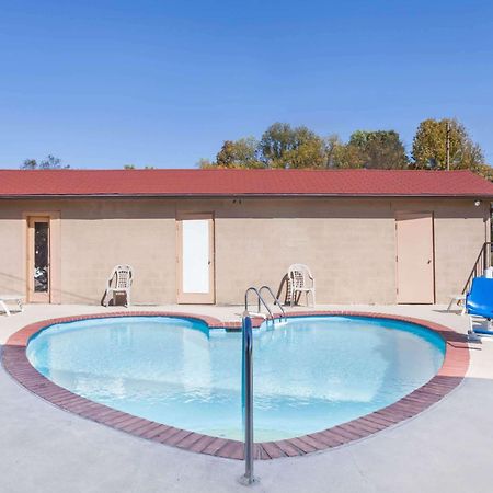 Travelodge By Wyndham Clarksville Exterior foto