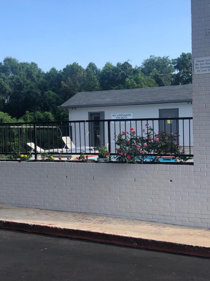 Travelodge By Wyndham Clarksville Exterior foto