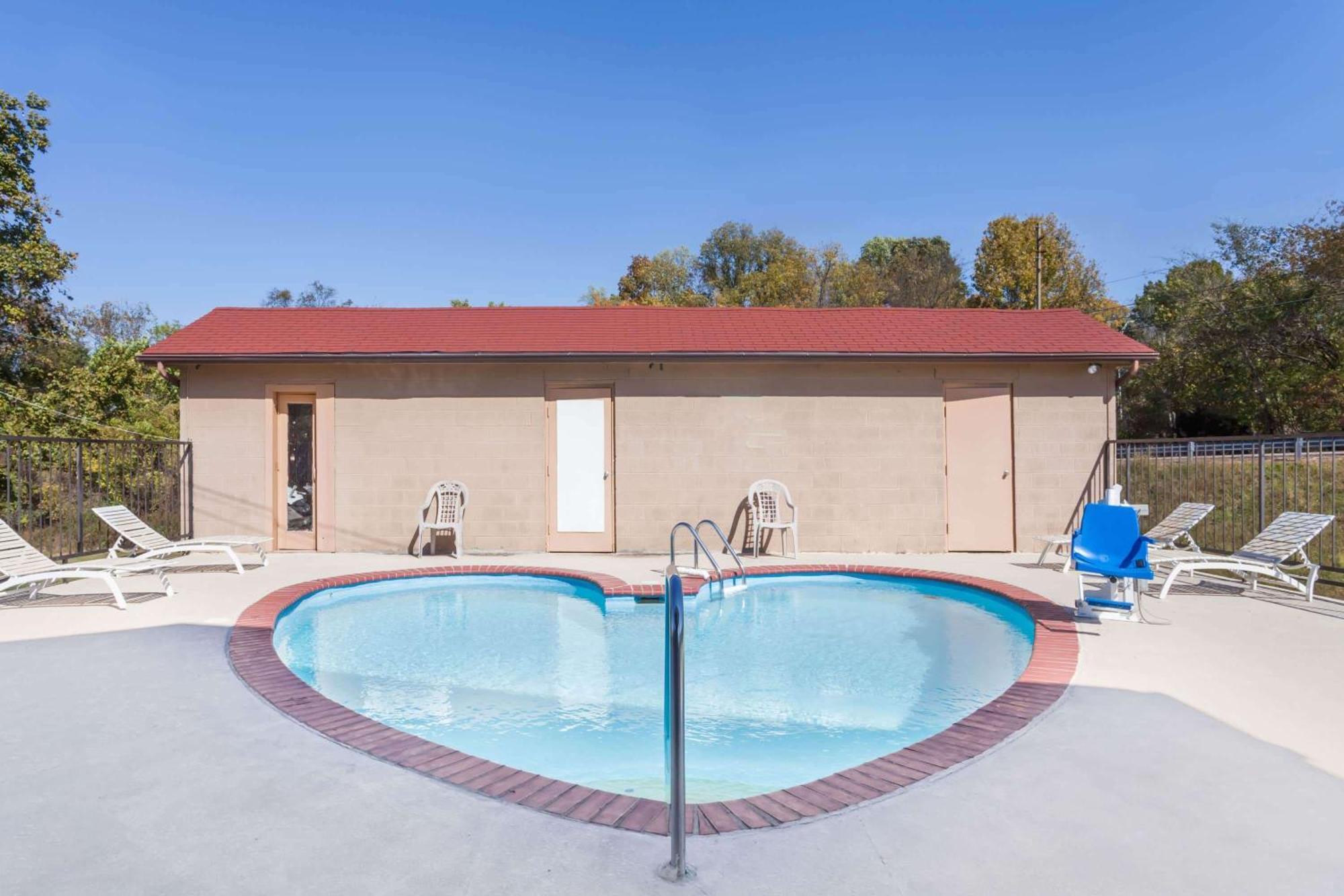 Travelodge By Wyndham Clarksville Exterior foto